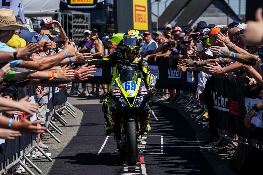 Worldssp: Booth-Amos Delivers On Home Soil